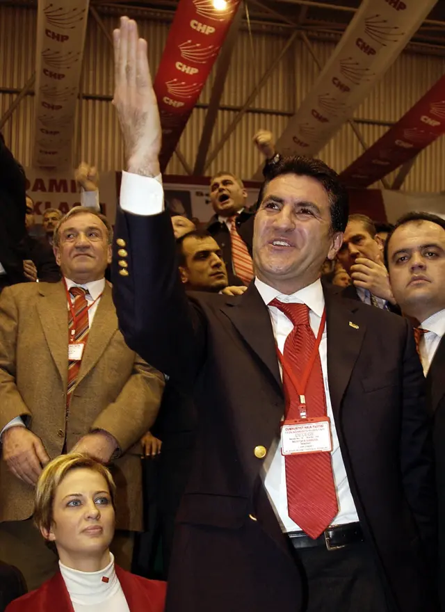 Sarıgül Baykal'ın eleştirilerine oturduğu yerden yanıt verirken