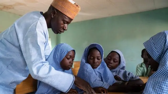 Olukọ kan n kọ awọn akẹkọ ni kilaasi