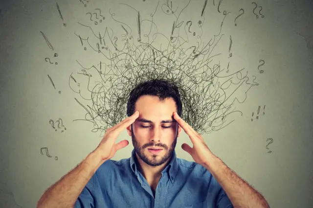 Hombre pensando con los ojos cerrados.