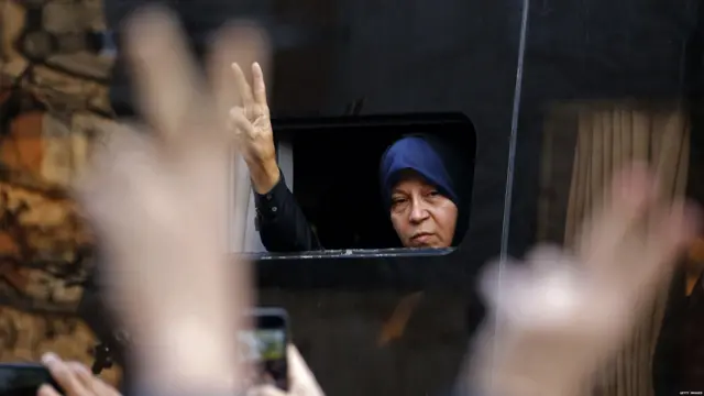 فائزه هاشمی، دختر آقای هاشمی در میان جمعیت به آنها علامت پیروزی نشان می دهد