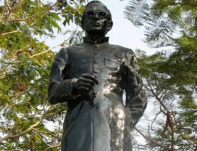 హైదరాబాద్‌లోని ట్యాంక్ బండ్‌పై మొహియుద్దీన్ విగ్రహం