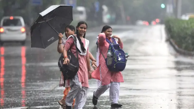 વરસાદમાં પલળતી છોકરીઓ