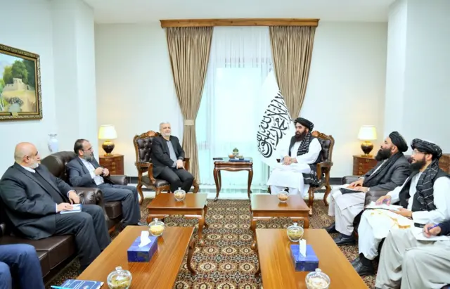 حسن کاظمي قمي له طالبانو سره لیدنه کې