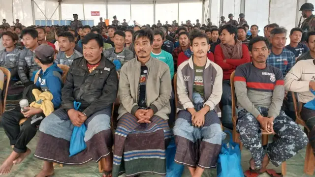 জেটি ঘাটের একটি শেডে আশ্রিতদের এনে রাখা হয়।