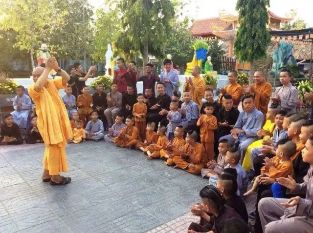 Sư Thích Minh Đạo và các trẻ em