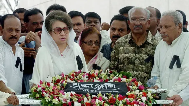 প্রয়াত রাষ্ট্রপতি জিয়াউর রহমানের কবরে শ্রদ্ধা জানাচ্ছেন স্ত্রী খালেদা জিয়া এবং বিএনপি নেতৃবৃন্দ, ৩০/০৫/২০০৭।