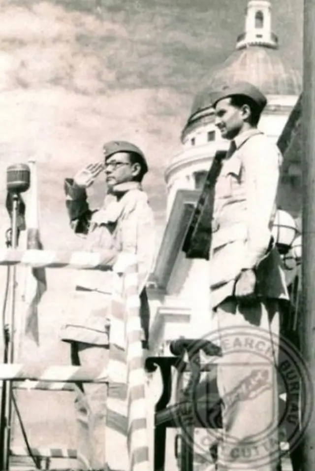 ১৯৪৩ সালে সিঙ্গাপুরে আজাদ হিন্দ ফৌজের স্যালুট নিচ্ছেন মি. বসু