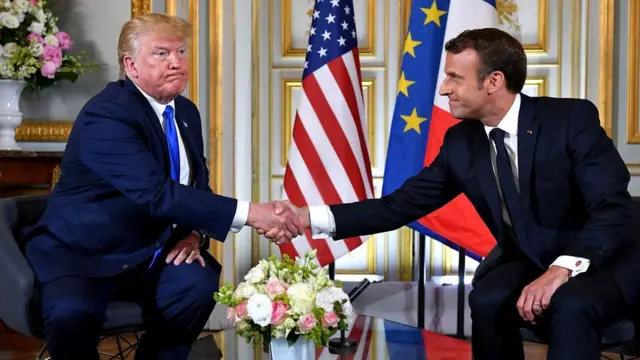 Дональд Трамп и Эммануэль Макрон любят обменяться крепким и долгим рукопожатием