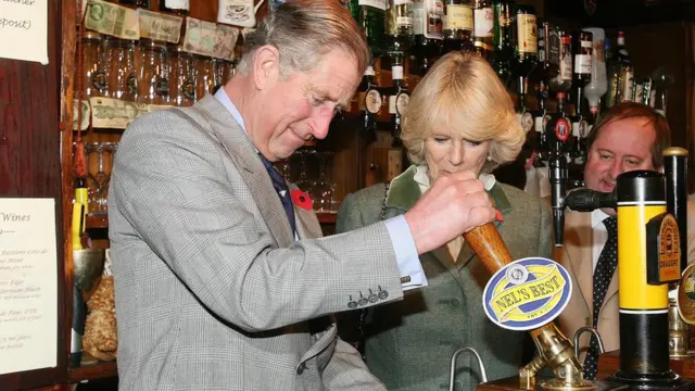принц Чарльз и Камилла в сельском пабе, 2005 г.