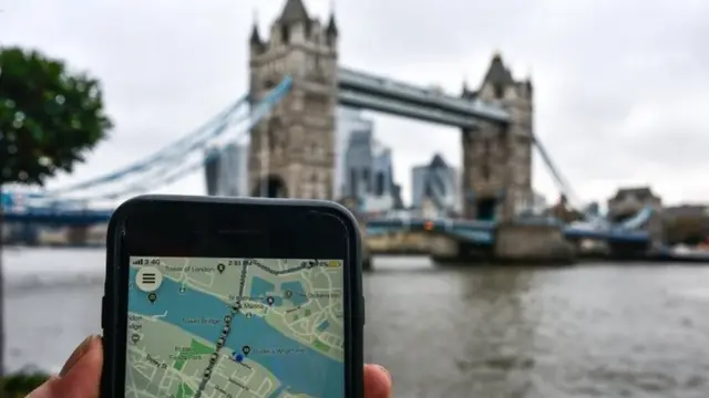 Un celular con la app de Uber en Londres