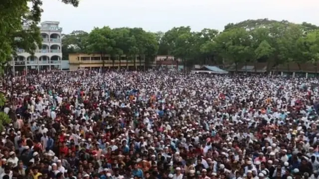 Umati mkubwa wa watu ulikusanyika katika mji alikozaliwa Nusrat wa Fenkuhudhuria mazishi yake