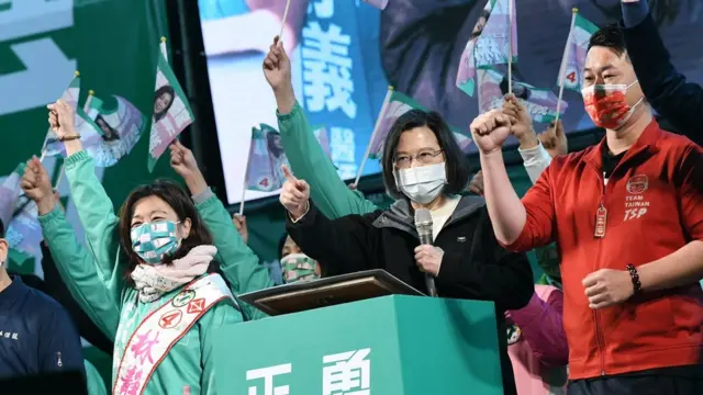 台灣1月9日舉辦立委補選與罷免投票,綠營雙雙獲得勝利。 左邊為當選的林靜儀,中間為台灣總統蔡英文,右邊紅色衣著為遭罷免的前立委陳柏惟。 (1月8日攝,民進黨提供)