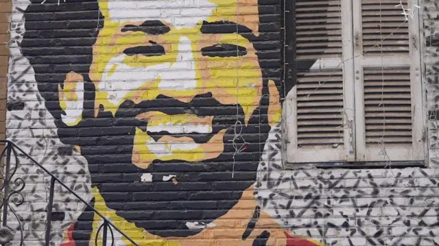 Mural Salah di luar sebuah kafe di Kairo.