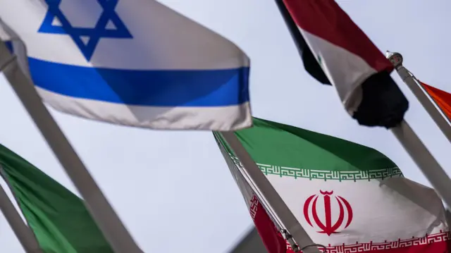 رُفعت أعلام إيران وإسرائيل خلال اجتماع مجلس محافظي الوكالة الدولية للطاقة الذرية في مقرها الرئيسي في فيينا، النمسا، بتاريخ 23 يونيو/حزيران 2025. 