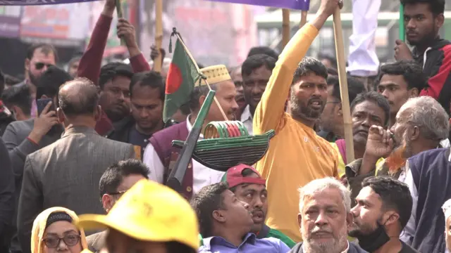 ঢাকার বঙ্গবন্ধু অ্যাভিনিউতে আওয়ামী লীগের প্রধান কার্যালয়ের সামনে সকাল থেকে আওয়ামী লীগ ও বিভিন্ন অঙ্গ সংগঠনের নেতা-কর্মীরা অবস্থান নিয়ে রয়েছেন। 