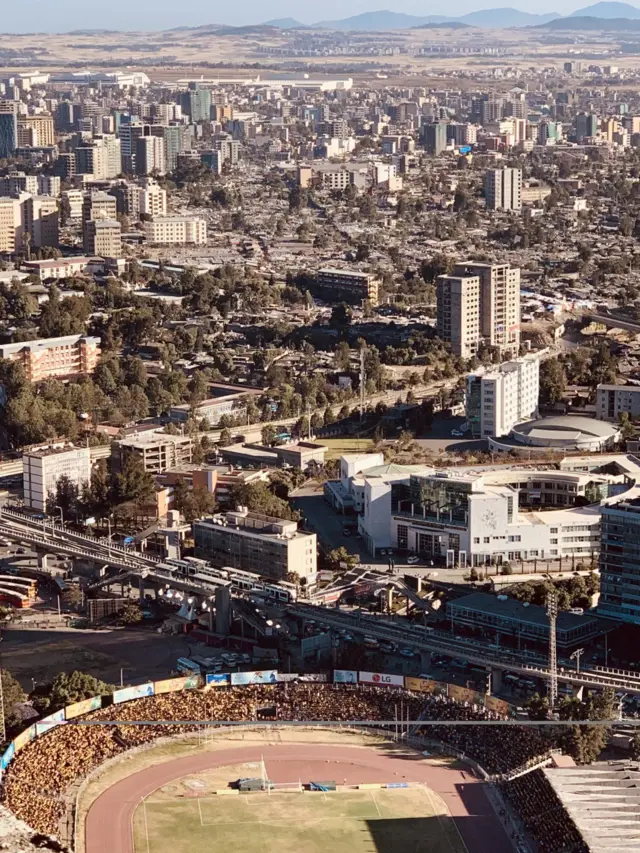 አዲስ አበባን በስፋት የሚያሳይ ምስል ሲሆን ከአዲስ አበባ ስቴዲየም ጀምሮ የከተማው መውጫ መልክአምድር የሚያሳይ ምስል።