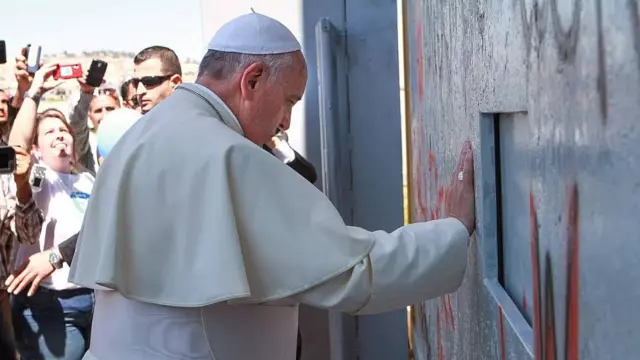 El Papa rezando con una mano en el muro que separa Cisjordania