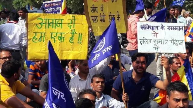 પ્રદર્શન કરનારા લોકો.