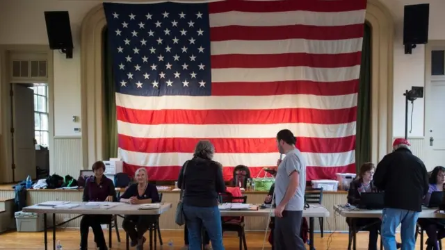 Personas votando en Virginia.