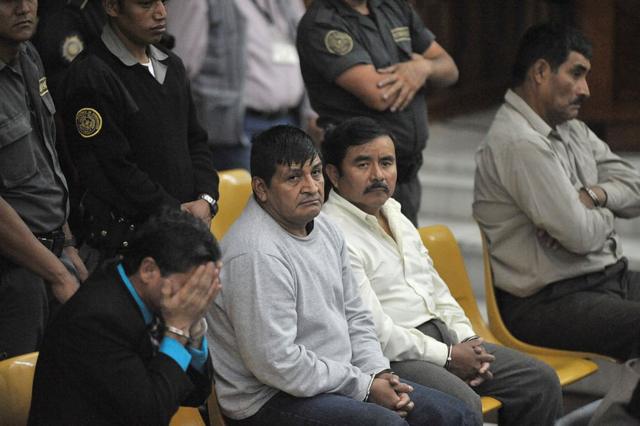 De izquierda a derecha, los exmilitares Carlos Antonio Carias López, Daniel Martínez Martínez, Reyes Collin Gualip y Manuel Pop Sun, durante el juicio en su contra por la masacre de Dos Erres el 1 de agosto de 2011.