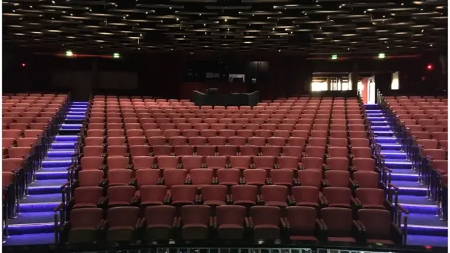 Aula kosong di Pacific Explorer