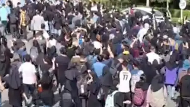 طلاب جامعات مختلفة في مدن إيرانية يرددون هتافات مناهضة لنظام الجمهورية الإسلامية