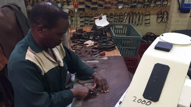 16 shaqaale ayaa shirkadda ka shaqeeya oo gacanta ku sameeya kabaha