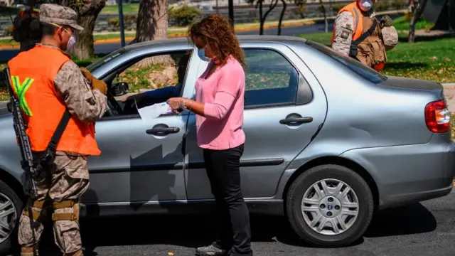 Mujer mostrando documentos a autoridades.