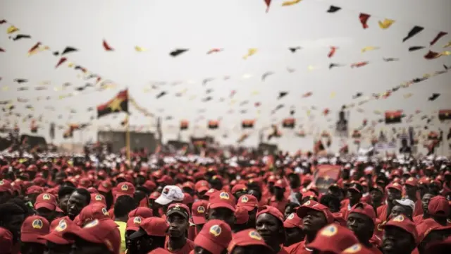 Des militants du MPLA, le parti au pouvoir, déclaré vainqueur aux élections avec 61,07% des suffrages