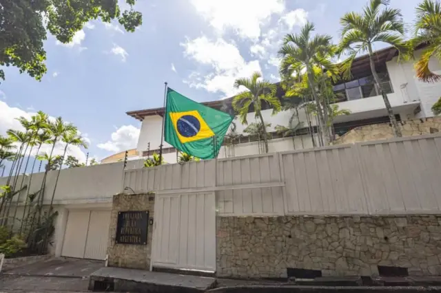 Fachada de la Embajada argentina en Caracas con la bandera de Brasil izada