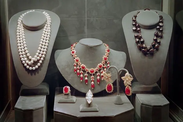 Три набори намиста, сережки та каблучки