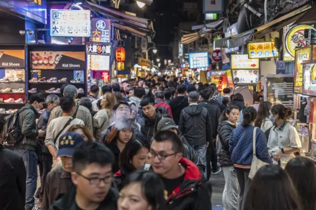 台湾民众正在逛夜市。