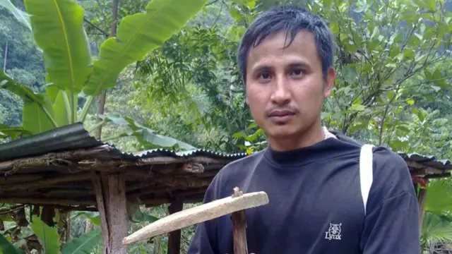 บิลลี่ ซึ่งขณะหายตัวไปมีอายุได้ 30 ปี เป็นแกนนำชาวกะเหรี่ยงที่มีบทบาทสำคัญในการเคลื่อนไหวเรียกร้องสิทธิชุมชนชาวกะเหรี่ยงในการอยู่อาศัยและทำกินในเขตอุทยานแห่งชาติแก่งกระจาน