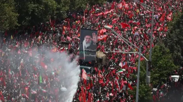 Kubera ubushuhe bwinshi i Tehran, aho vyari vyitezwe ko bushobora gushika kuri degre 37, abari muri uru rugendo basukiriwe amazi 