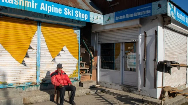 स्थानीय कारोबारियों का कहना है कि पर्यटकों के ना आने से उनका काम प्रभावित हो रहा है