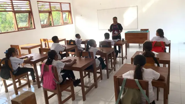 Ofni Yunita Tameno sedang mengajar di SMP Negeri 5 Amabi Oefeto, Kupang