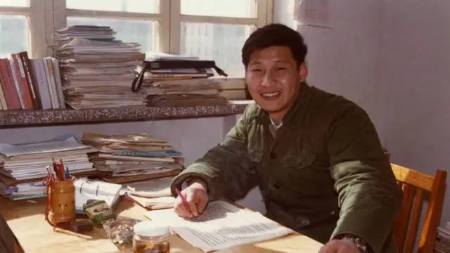 1983年,在河北正定办公室里的习近平