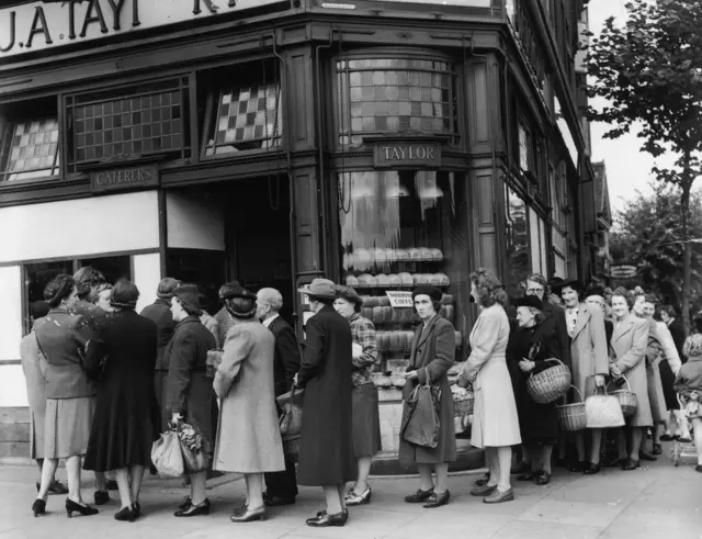 1946లో బ్రెడ్ మీద రేషన్ ఉన్నపుడు లండన్లోని ఒక దుకాణం ముందు బారులు తీరిన మహిళలు