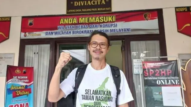 Daniel Frits Maurits Tangkilisan ketika keluar dari tahanan Mapolres Jepara, Jumat (8/12/2023).