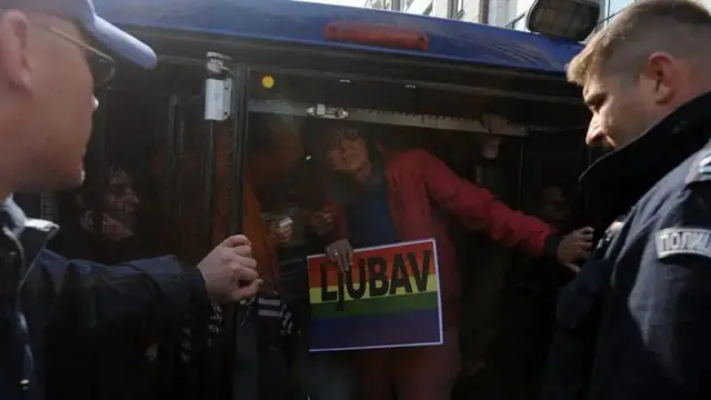 Učesnike Prajda policija je odvela kućama u blindiranim vozilima
