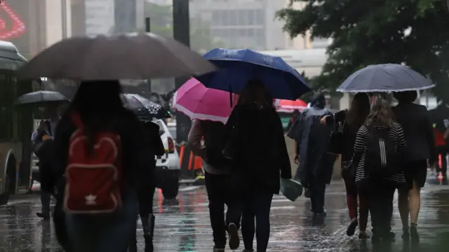 Pessoas caminhando na avenida Paulistafortaleza x sport recifediafortaleza x sport recifeChuvafortaleza x sport recifeSão Paulo