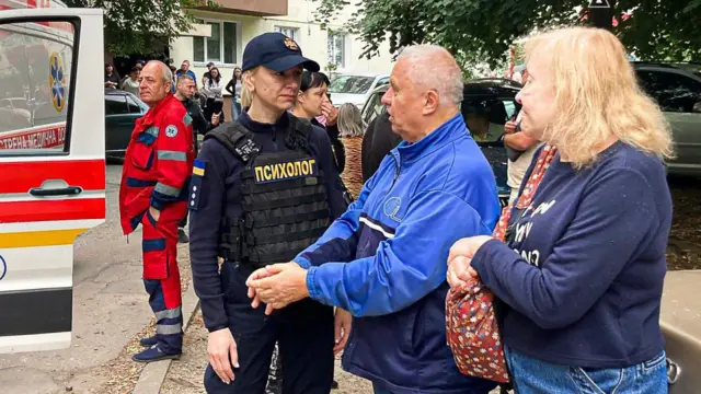 Психолог розмовляє із людьми в Чернівцях