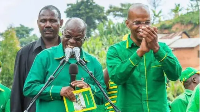 Rais Magufuli akiwa na mbunge wa Bumbuli, January Makamba mwaka 2015