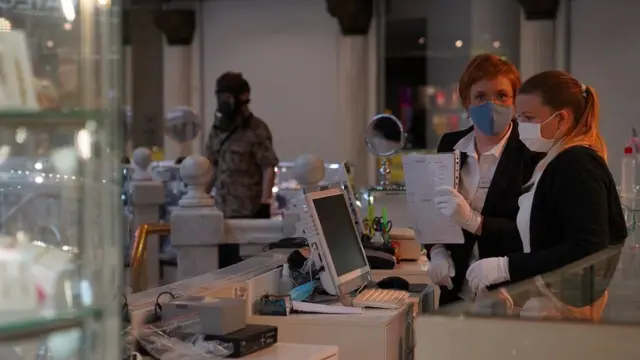 Москва. Люди в масках