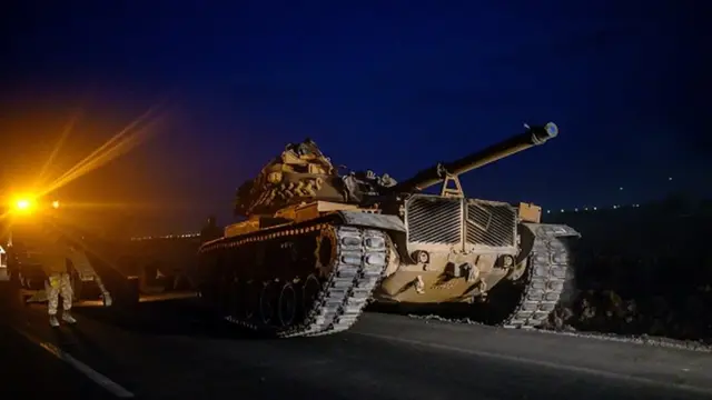 Türk ordusu Suriye sınırına ilerliyor