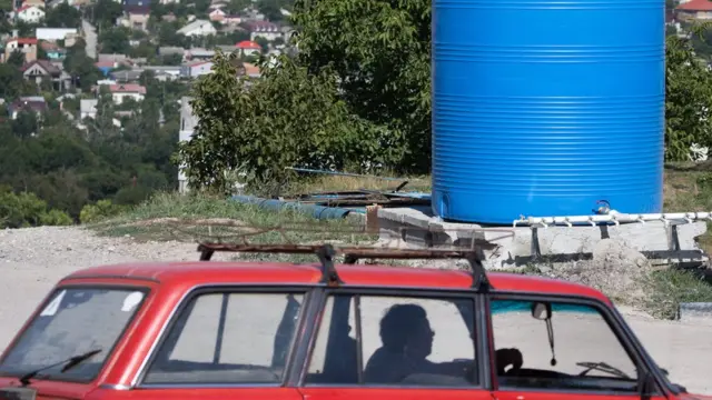 В Симферополе на улицах стоят специальные резервуары с водой