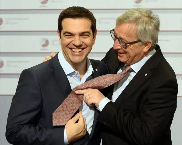 2015 yılında Avrupa Komisyonu Başkanı Jean-Claude Juncker, Çipras'la kravat konusunda şakalaşırken