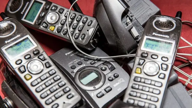 Varios teléfonos de los años noventa