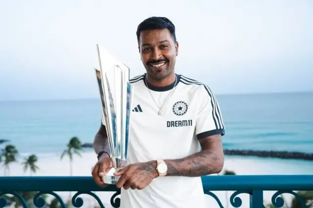 ٹرافی کے ساتھ فوٹو شیشنز بھی ہوتے رہے