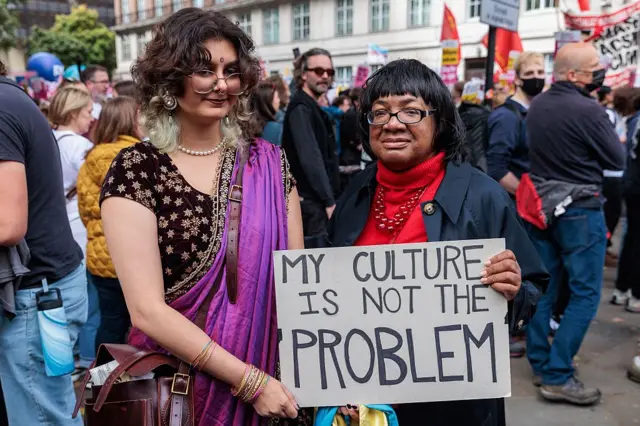 லண்டன், டாமி ராபின்சன், இந்தியா, இலங்கை, தெற்காசிய சமூகம், பிரிட்டன், குடியேற்றம், புலம்பெயர்ந்தோர்